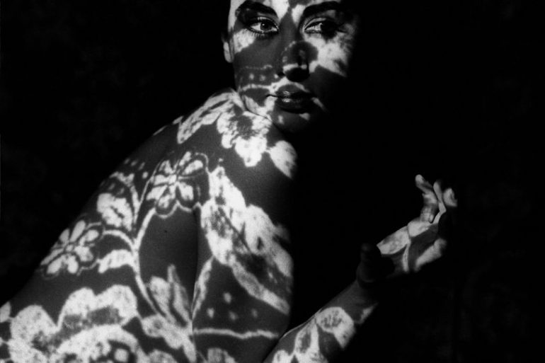 photo-days-frank-horvat-studio-frank-horvat-1962-paris-france-stripper-lili-niagara-at-the-crazy-horse-saloon-variante-b-x540q80