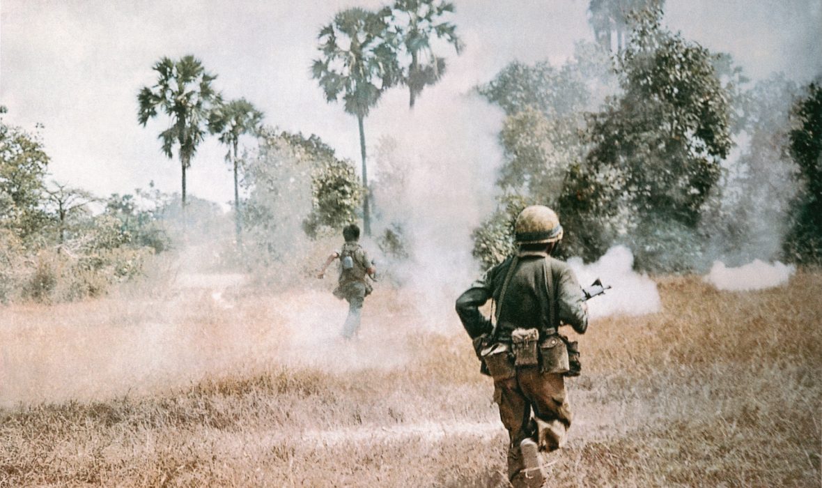 Cambodge, 1974. L’infanterie des forces gouvernementales monte à l’assaut sous le feu des Khmers rouges qui encerclent la capitale cambodgienne