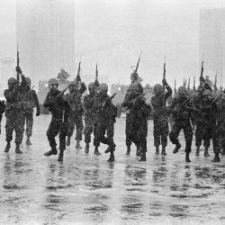 Iran, 1979. La garde impériale iranienne, corps d’élite de l’armée du shah d’Iran, lors d’une démonstration de force dans les rues de Téhéran