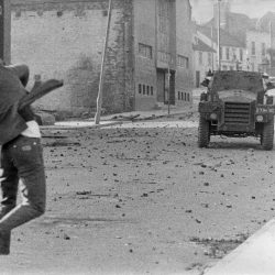 Irlande du Nord, 1972. Affrontement entre les catholiques et l’armé anglaise dans le Bogside à Derry