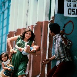 Salvador, 1980. Une femme enceinte fuit les tirs avec ses enfants lors des obsèques de l’archevêque Romero