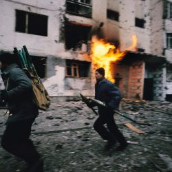 Tchétchénie, 1995. Trois combattants tchétchènes montent à l’assaut sous le feu russe