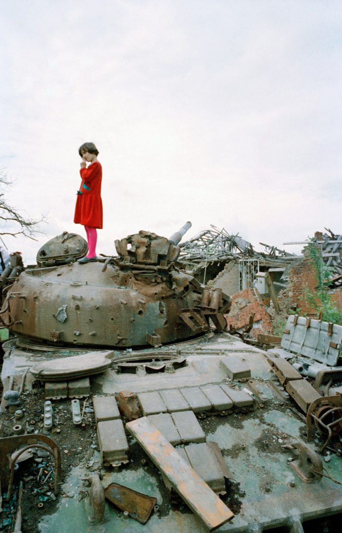 Tchétchénie, 1996. Petite fille sur un char russe détruit par les combattants tchétchènes à Grozny
