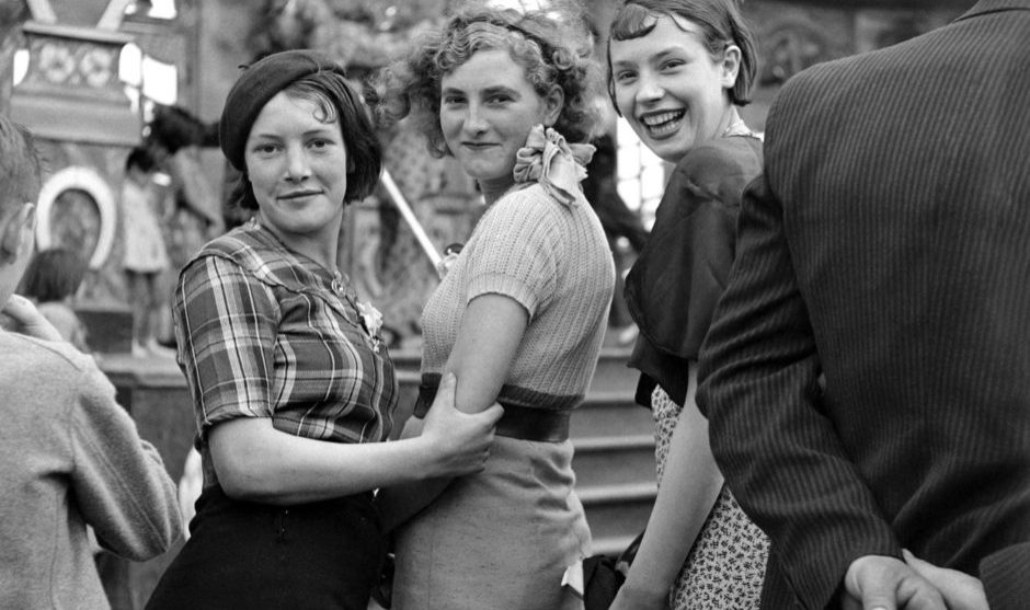 Femmes dans une fête foraine. France, vers 1935.