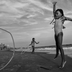 women-street-photography-exhibit-Karen-Zusman-1024x684