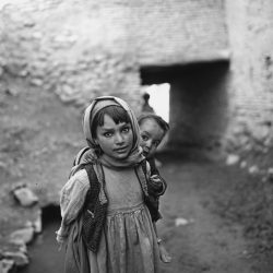 Afghanistan / Fillette portant une plus petite sur le dos / Photo, 1963/64
