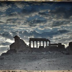 Palmyre-SyrieEnsembleduSanctuaireduDieuBel(esplanadeettemple)_A29705S