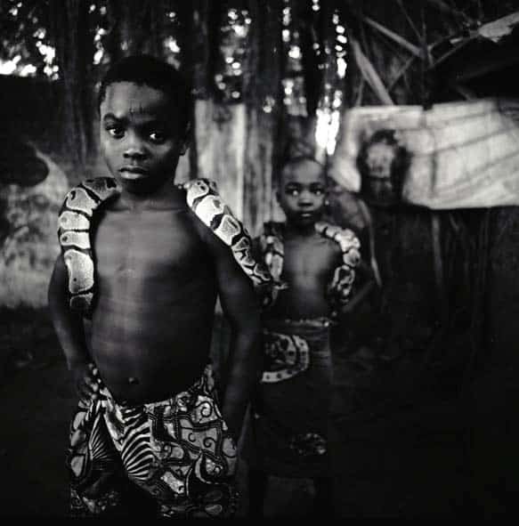 1_Alberto Venzago, Die Kinder des Priesters der Heiligen Schlange DAN, Ouidah, Benin 2002, copyright Albert Venzago