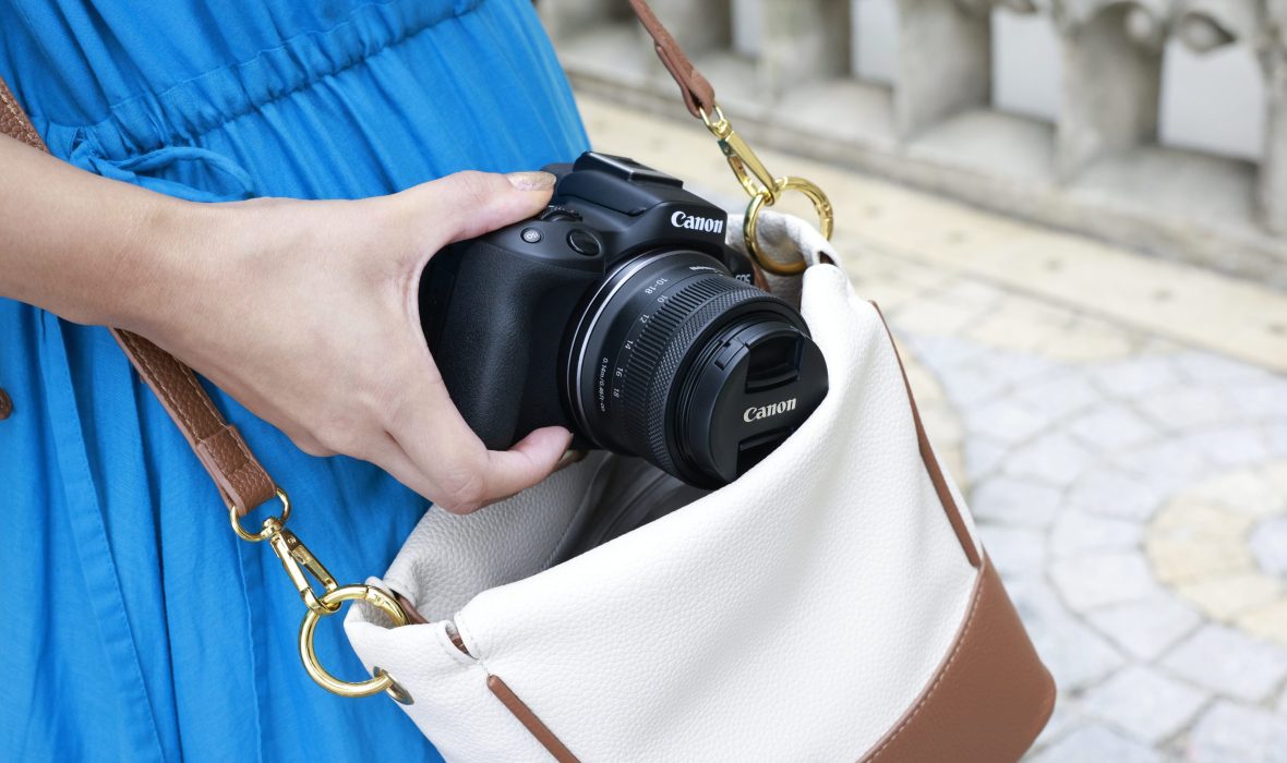 RF-S 10-18mm F4,5-6,3 IS STM-with bag-Lifestyle_01