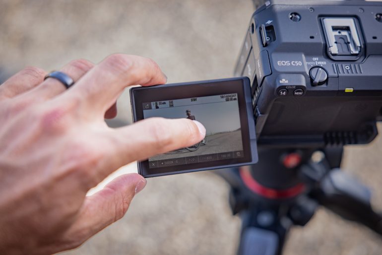 D227 Lifestyle touchscreen AF with face recognition- finger touc