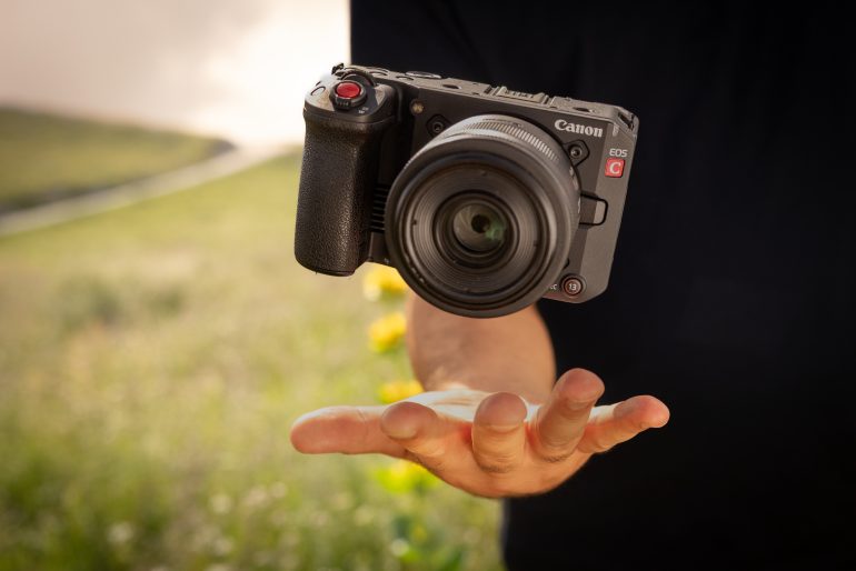 D227 Lifestyle, small and lightweight with 35mm RF f1.8 IS macro