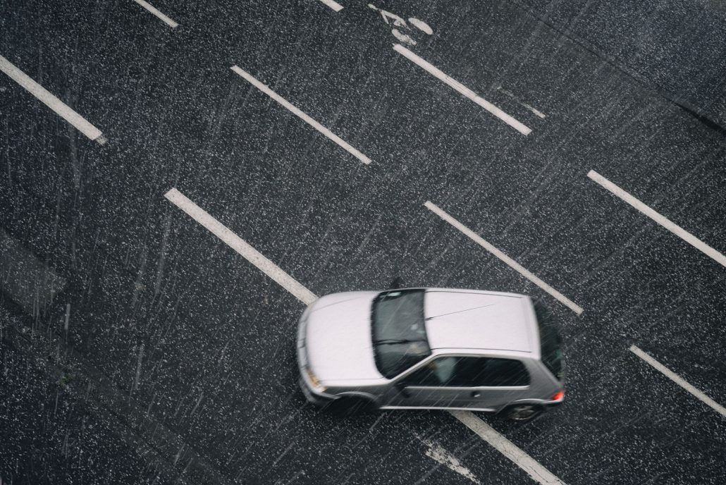 It’s rainig cats and dogs.