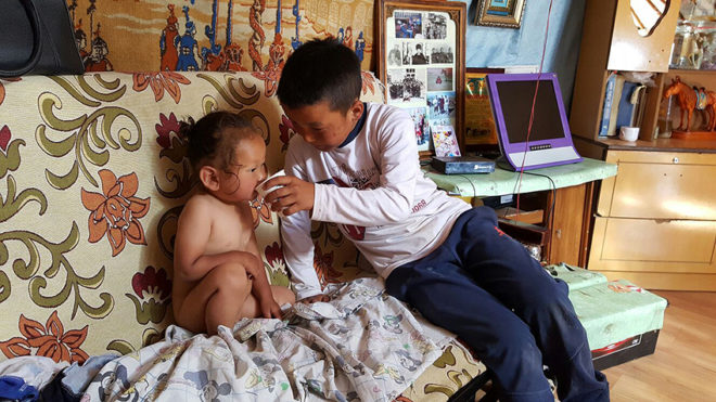 Enfants dans la yourte