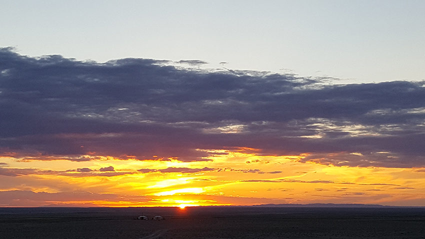 Soleil couchant sur la steppe mongole