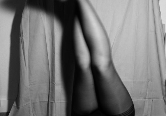 Une rose parmi les orties