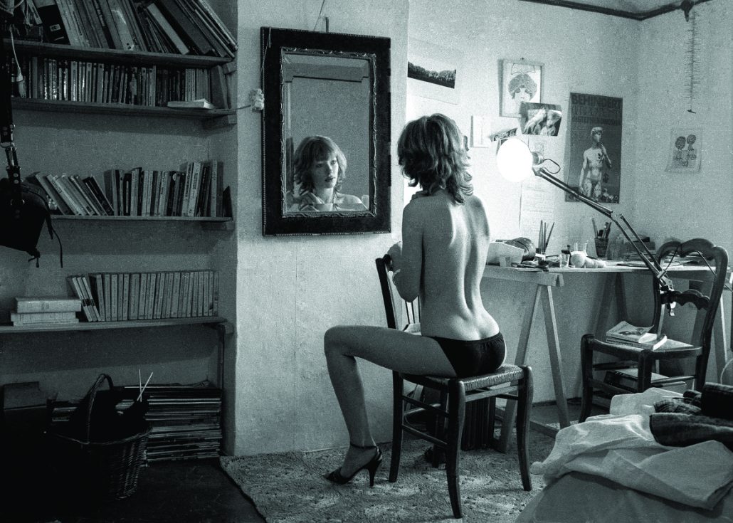 La jeune femme devant le miroir