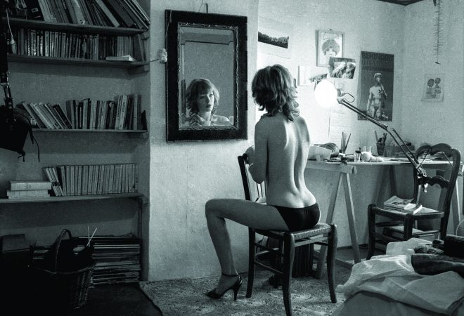La jeune femme devant le miroir