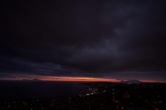 La baie de Naples sous les nuages