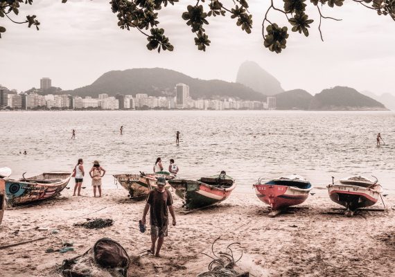 Cinq barques à Copacabana