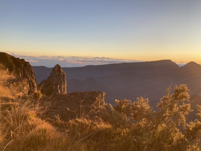 Le soleil levant perce la voile de nuage