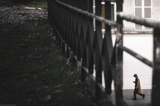 L'homme sous la voie ferrée