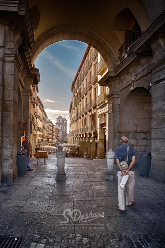 l’Homme, l’église et la Plaza Mayor