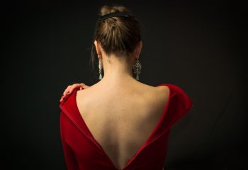 Portrait à la robe rouge