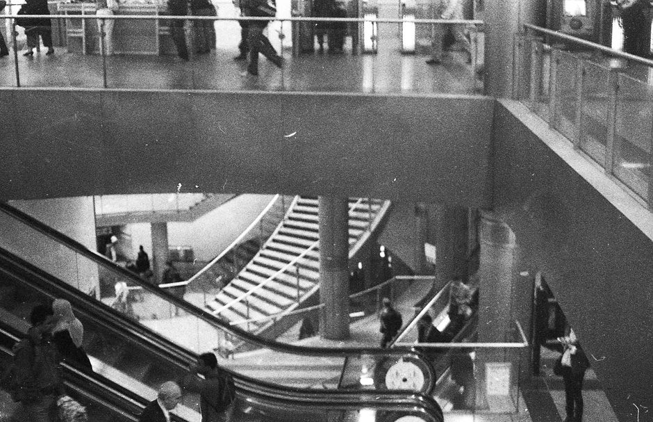 Le temps s’arrête, le mouvement se fige.