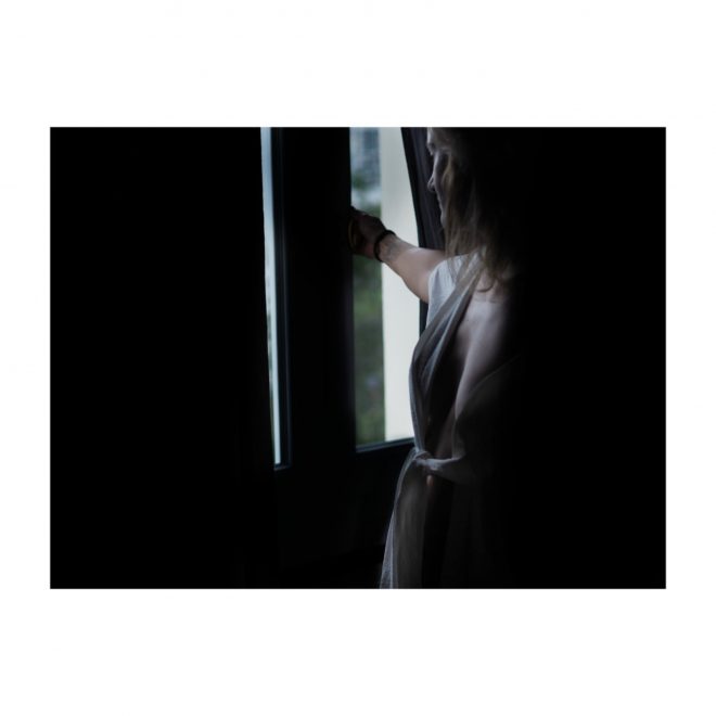 Derrière la fenêtre