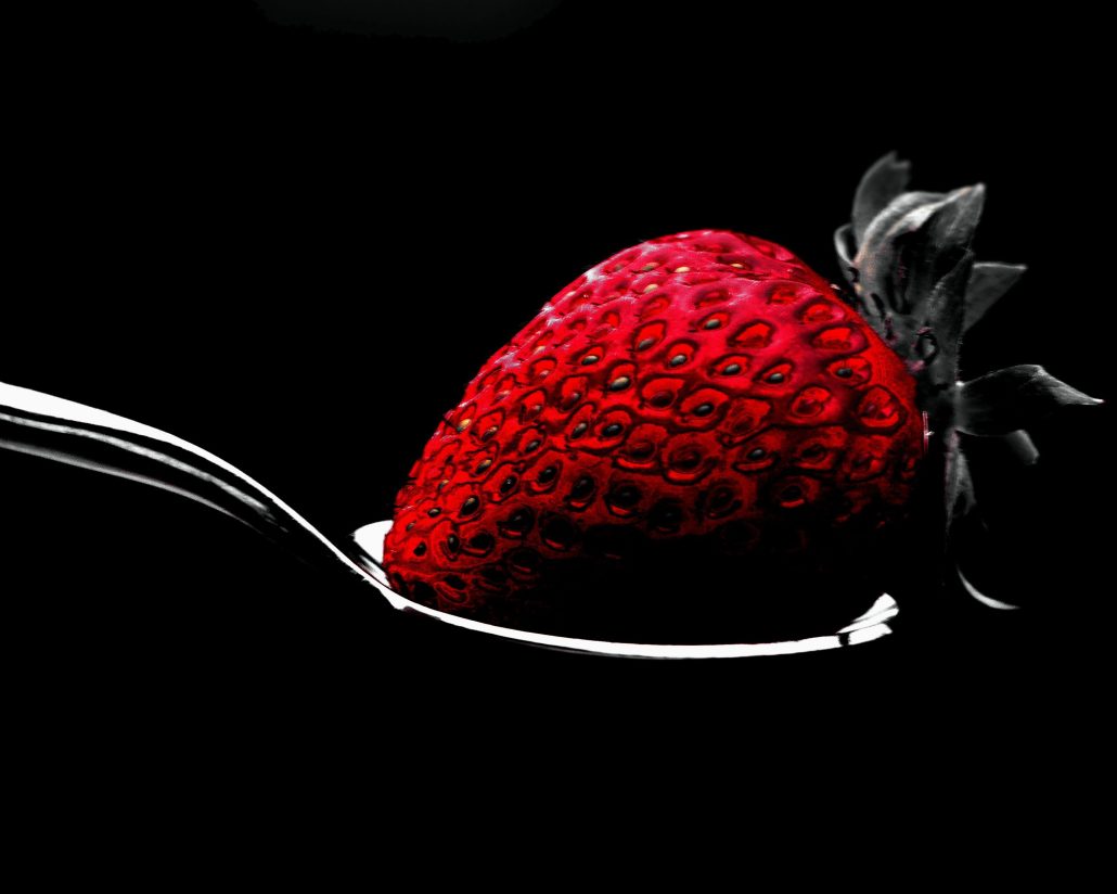 Une fraise prend la pose