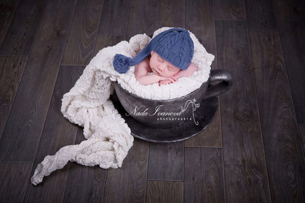 Nouveau-né dans une tasse