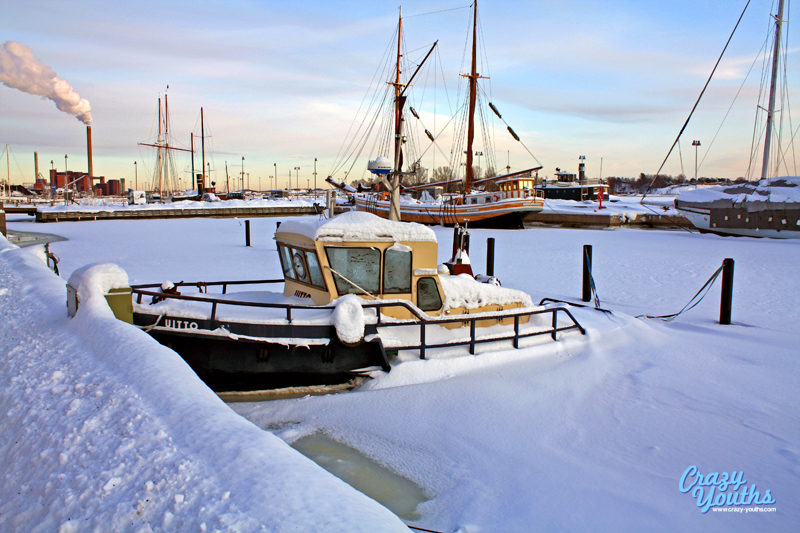 Bateau sous une couverture de neige