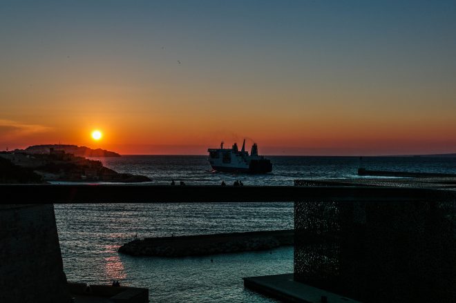 Coucher de soleil sur le port de Marseille.