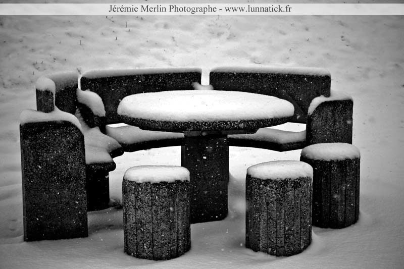 Une table sous la neige