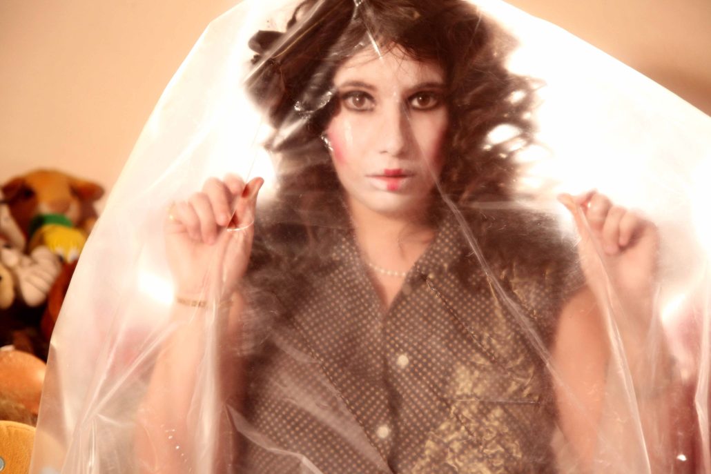 • L’enfant devenue adulte essaie de percer sa bulle.