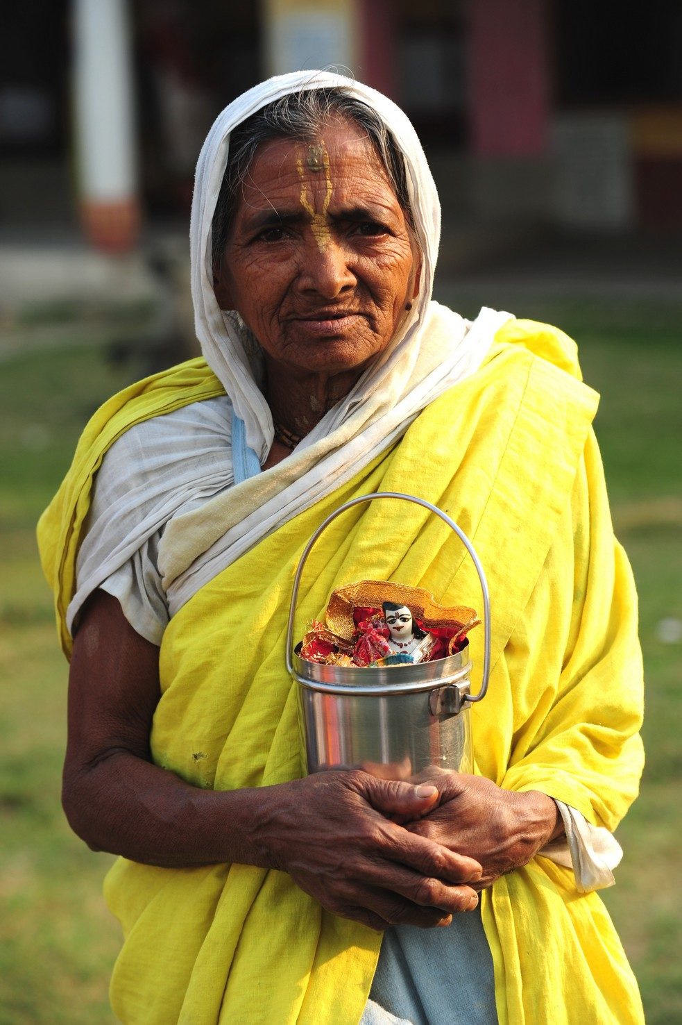 Femme de religion Vaisnava portant une petite statue de Gopal Krishna lors d’un pelerinage
