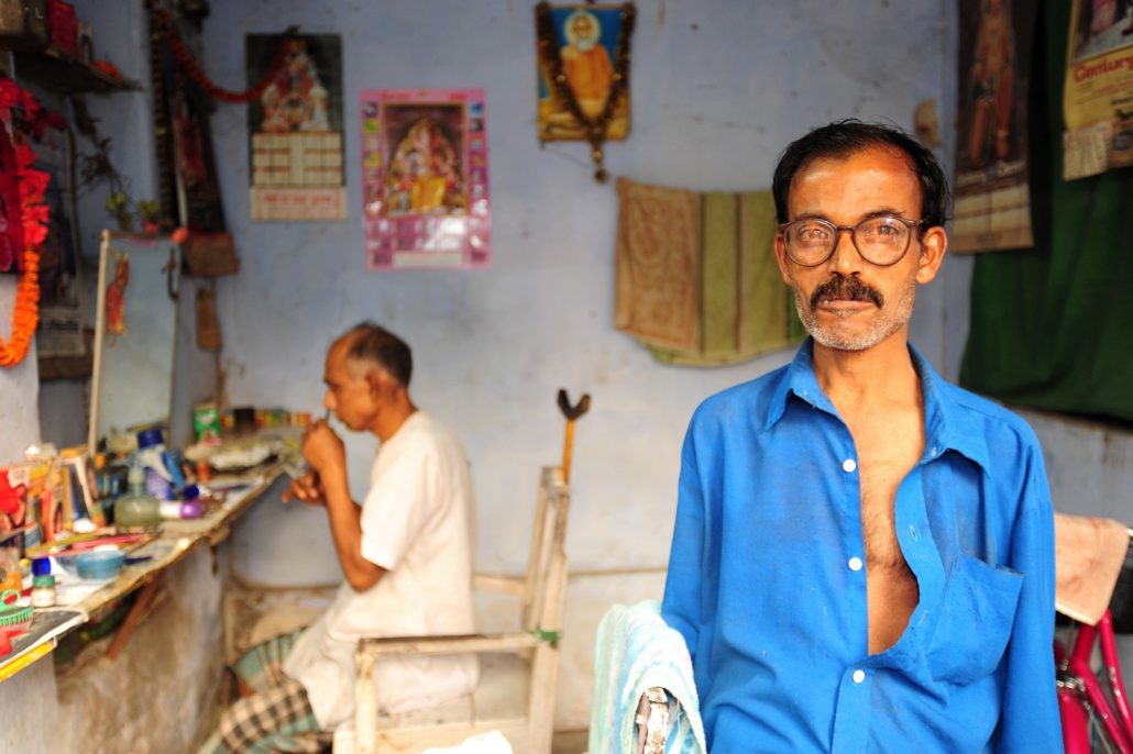 Portrait d’un coiffeur au Bengal, Inde
