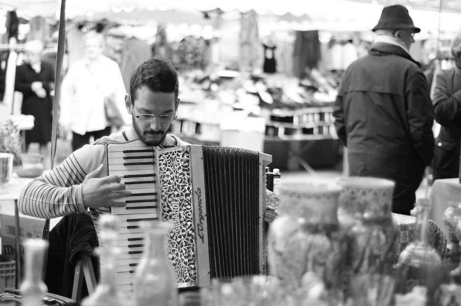 Un accordéoniste sur la place du marché