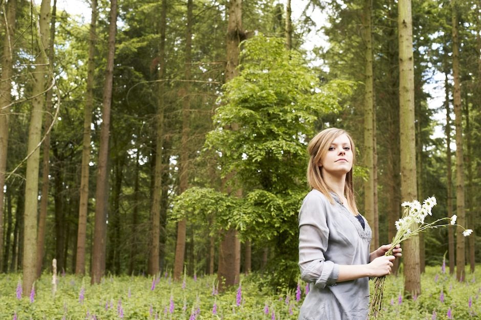 Jeune fille en forêt