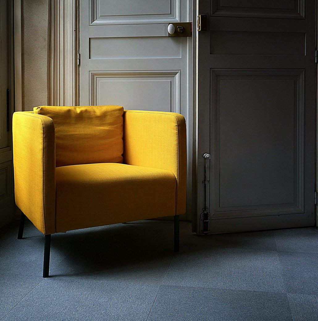 Le fauteuil jaune