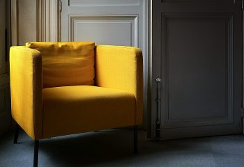 Le fauteuil jaune