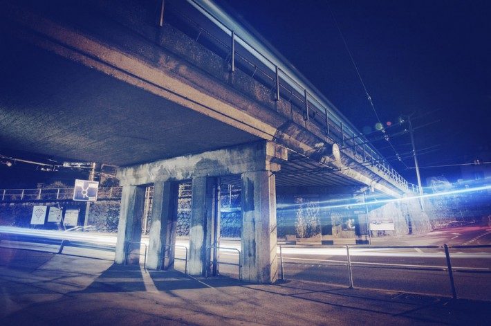 De nuit, sous un pont