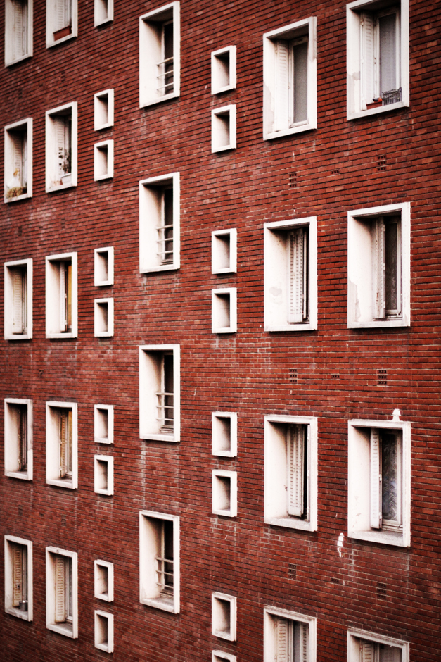 white on bricks Lense
