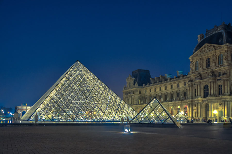 Le Louvre by night
