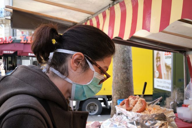 Au marché, premiers masques...