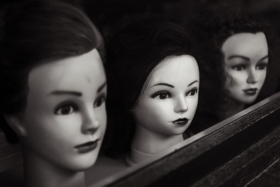 Les curieuses de la rue de l’église