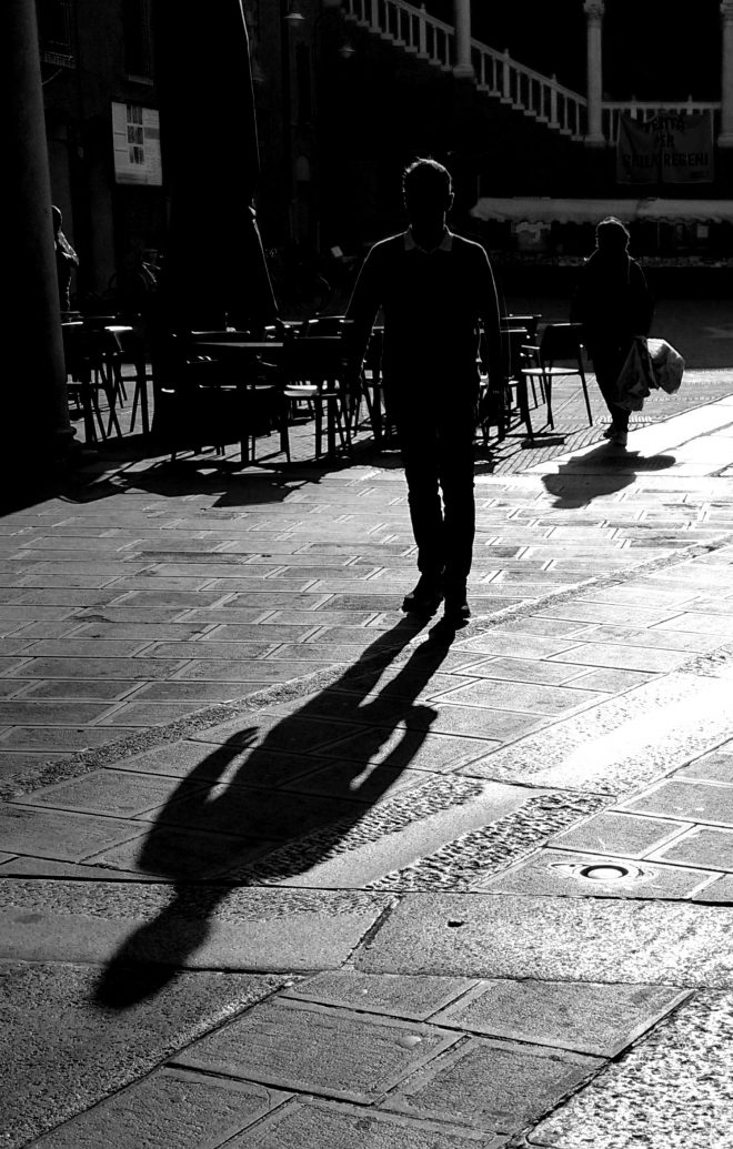 Silhouette d'un homme marchant le matin