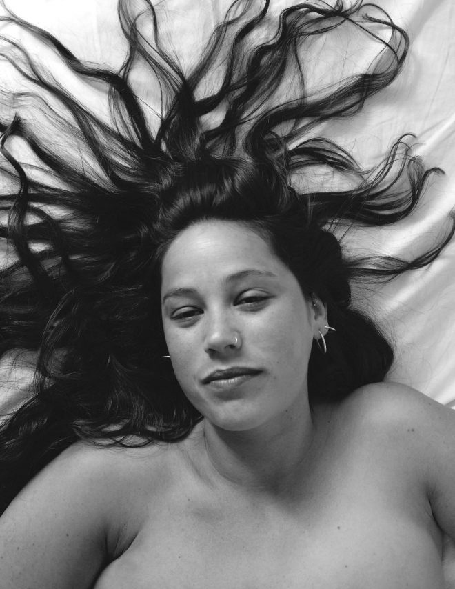 Fan de cheveux sur le lit