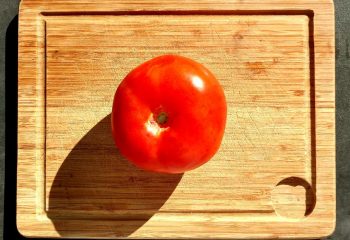 Tomate sur planche de bois