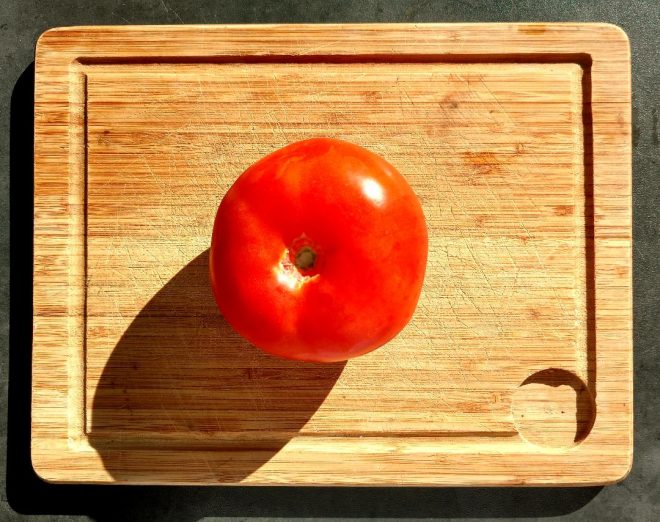 Tomate sur planche de bois